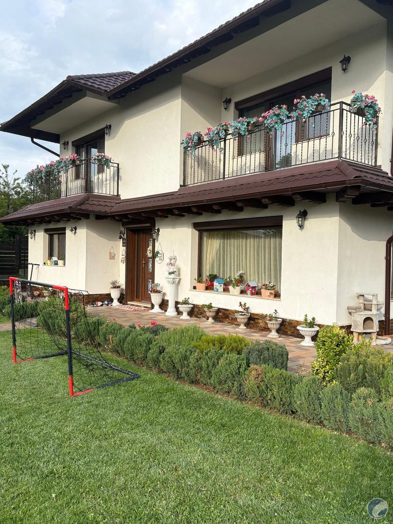 Proprietate unica, vila si teren 1500 mp in Iasi Bucium, foisor, garaj, crama, amenajari deosebite