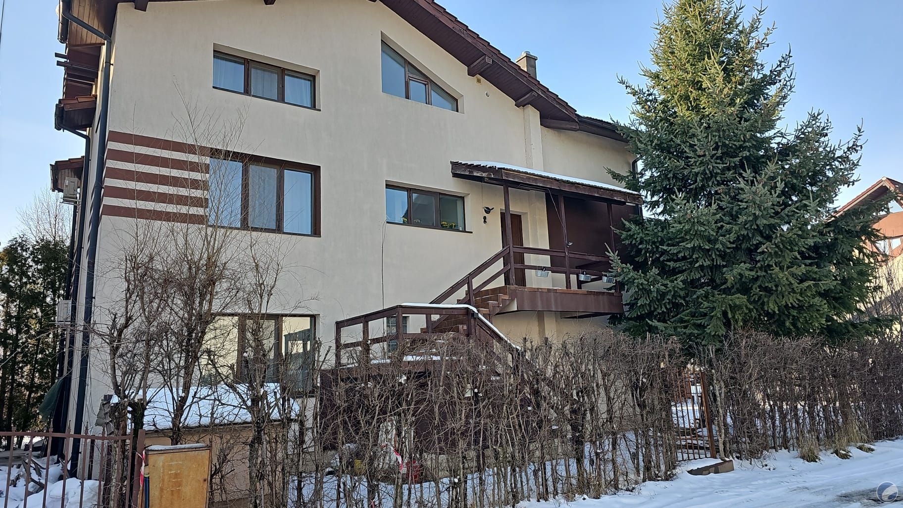 VILA CU 4 APARTAMENTE 2 INTRARI TEREN 500 MP IASI TG CUCU P FIER SPRE LITLE TEXAS